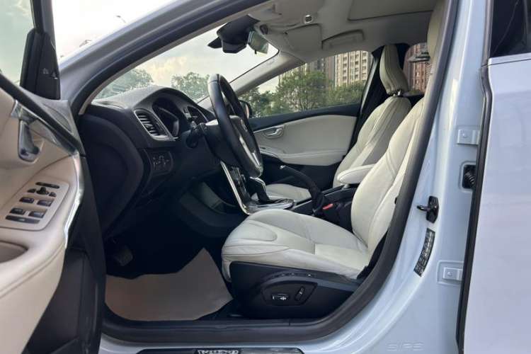 Used Volvo V40 2013 2.0T Zhiya Edition Interior 4
