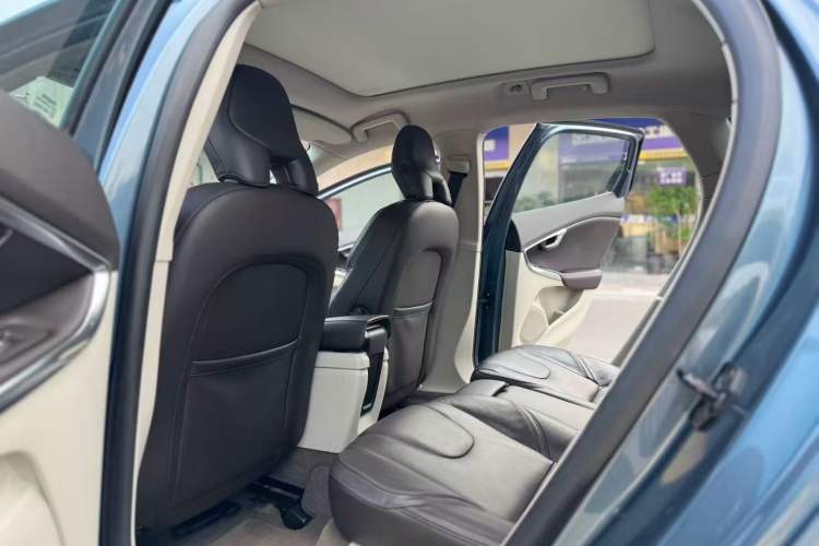 Used Volvo V40 2013 2.0T Zhiya Edition Interior 4