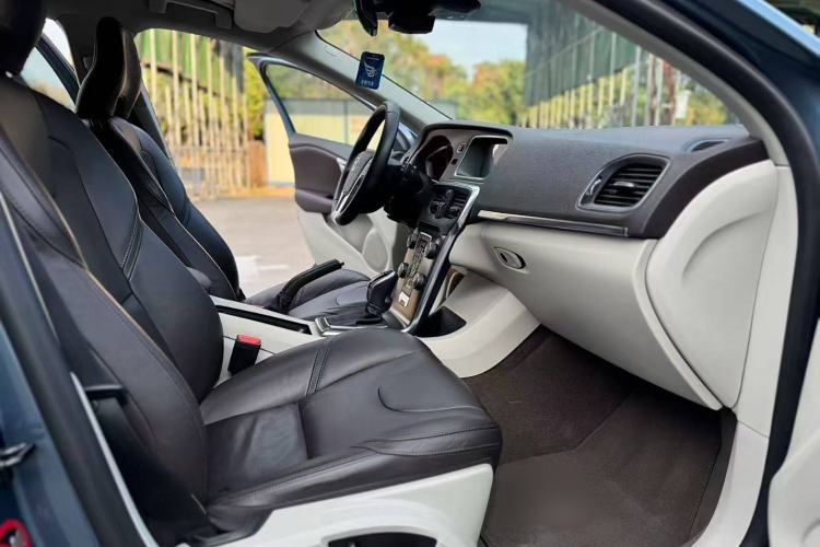 Used Volvo V40 2013 2.0T Zhiya Edition Interior 5