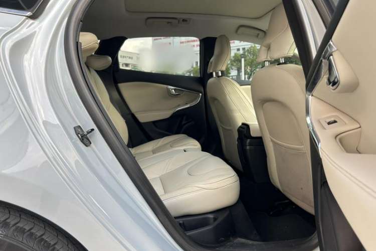 Used Volvo V40 2013 2.0T Zhiya Edition Interior 6