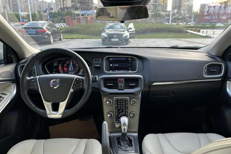 Used Volvo V40 2013 2.0T Zhiya Edition Interior 8