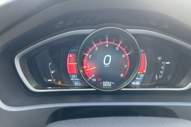 Used Volvo V40 2013 2.0T Zhiya Edition Odometer Close Up
