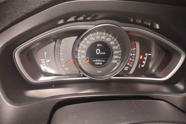Used Volvo V40 2013 2.0T Zhiyi Edition Odometer Close Up