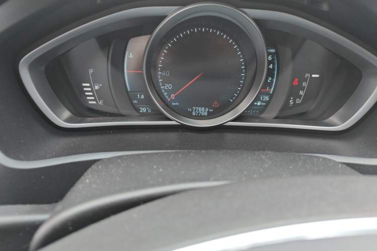 Used Volvo V40 2013 2.0T Zhiya Edition Odometer Close Up