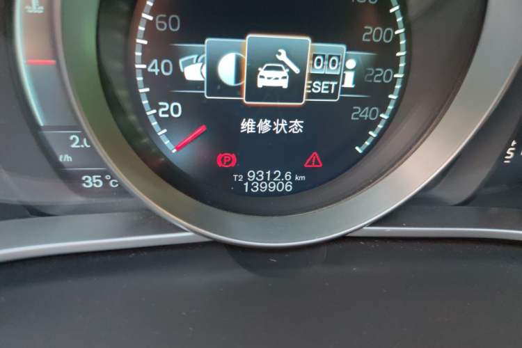 Used Volvo V40 2013 T5 Prestige Edition Odometer Close Up