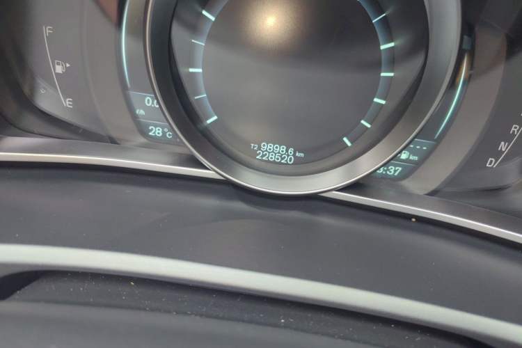 Used Volvo V40 2013 2.0T Zhiya Edition Odometer Close Up