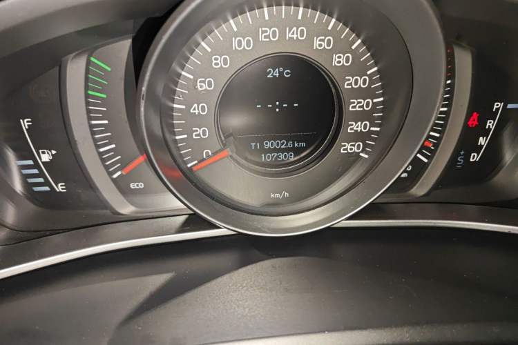 Used Volvo V40 2013 2.0T ZhiShang Version Odometer Close Up
