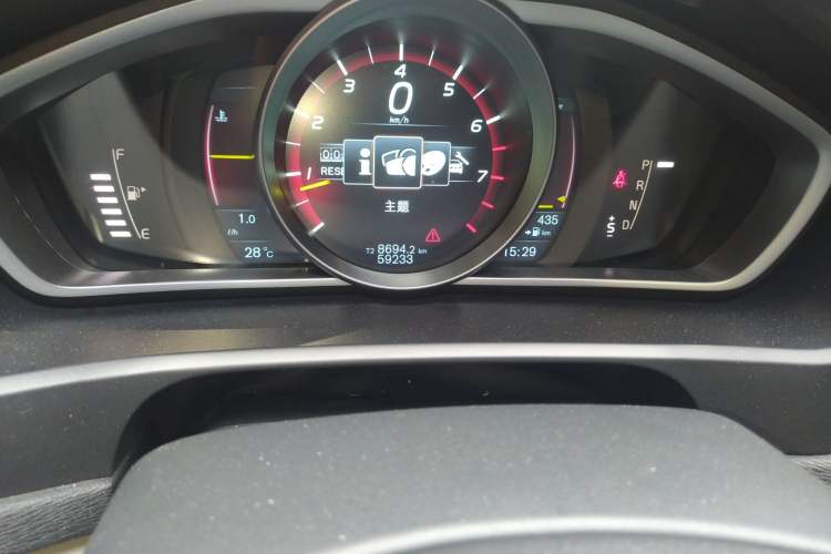 Used Volvo V40 2013 2.0T Zhiya Edition Odometer Close Up