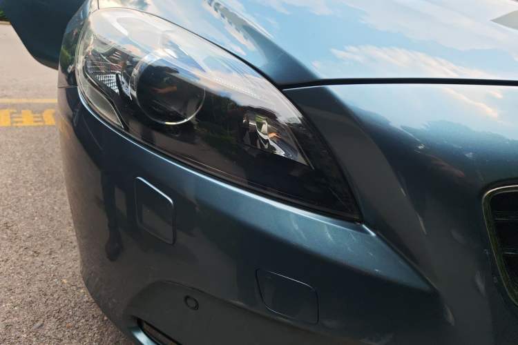 Used Volvo V40 2013 T5 Prestige Edition Right Front Headlight