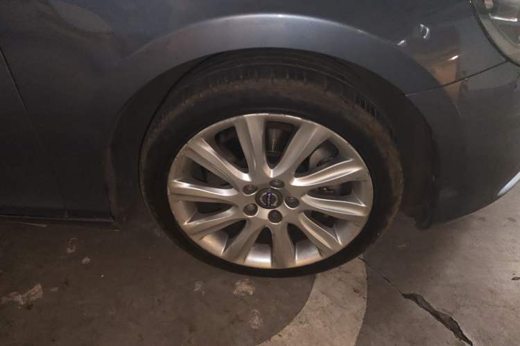 Used Volvo V40 2013 2.0T Zhiyi Edition Right Front Wheel Hub