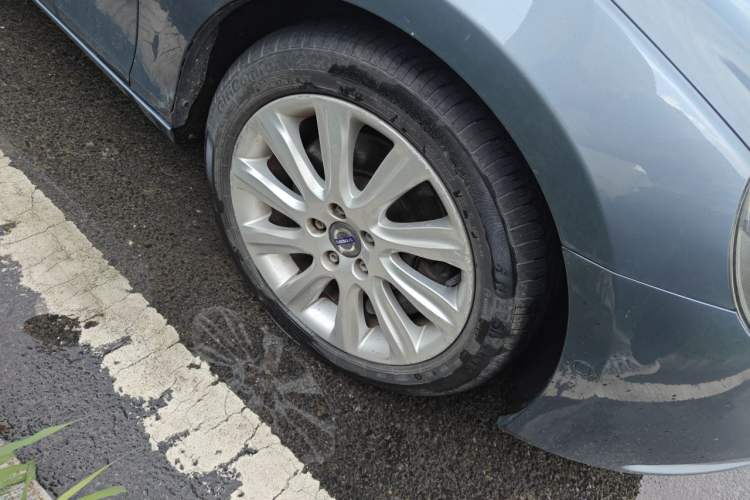 Used Volvo V40 2013 2.0T Zhiya Edition Right Front Wheel Hub