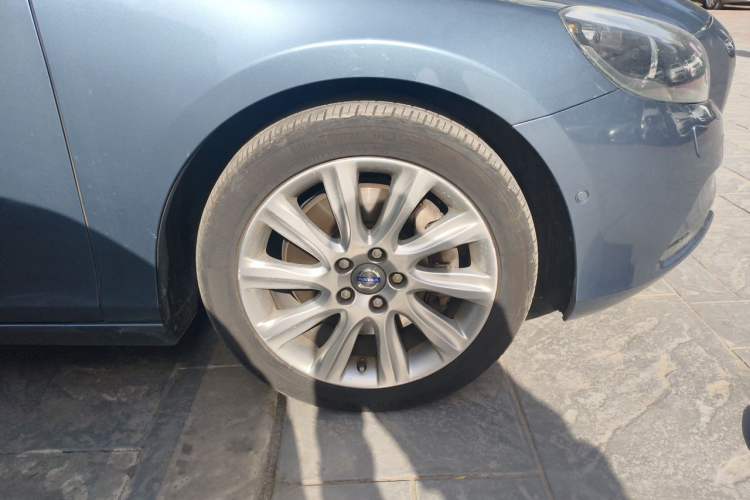 Used Volvo V40 2013 2.0T Zhiya Edition Right Front Wheel Hub