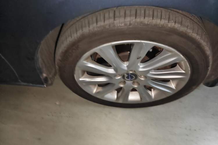 Used Volvo V40 2013 2.0T Zhiya Edition Right Front Wheel Hub