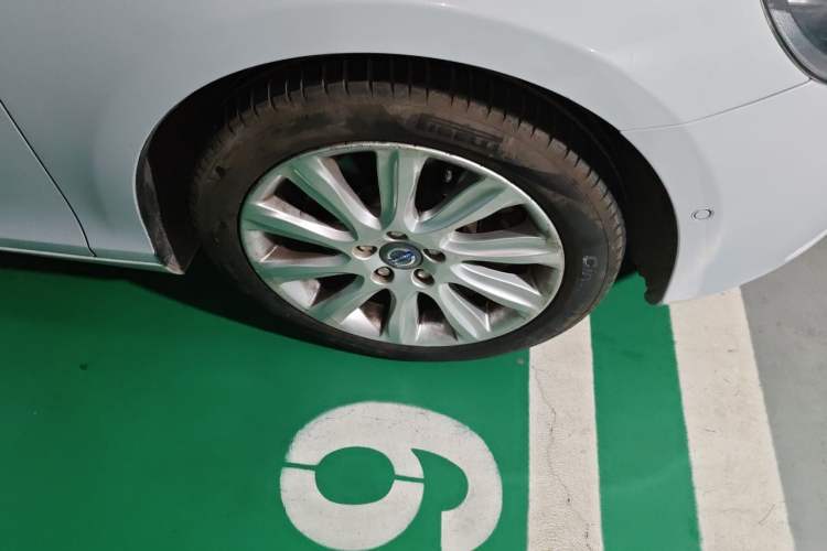Used Volvo V40 2013 2.0T Zhiya Edition Right Front Wheel Hub