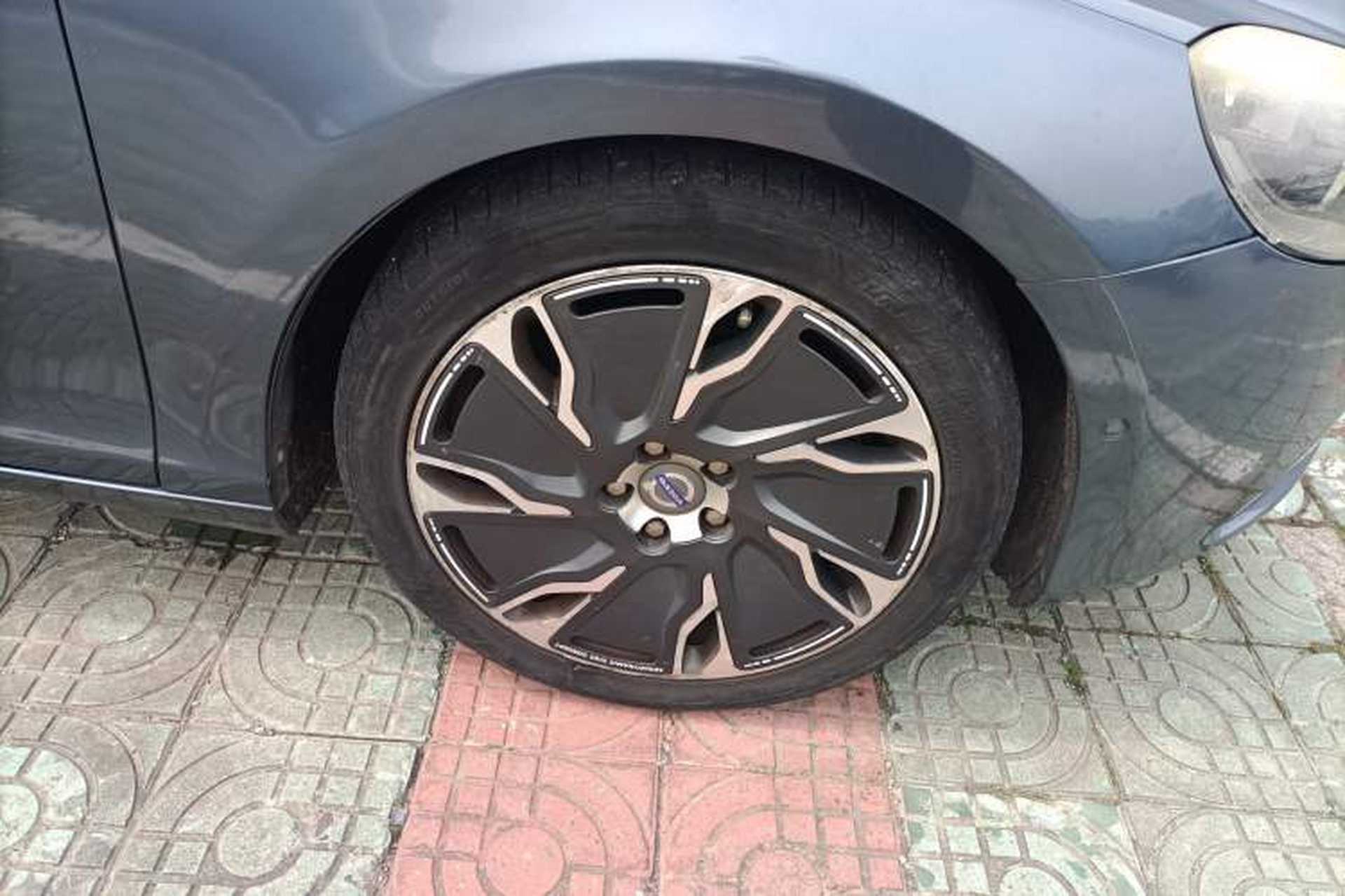 Used Volvo V40 2013 2.0T Zhiya Edition Right Front Wheel Hub