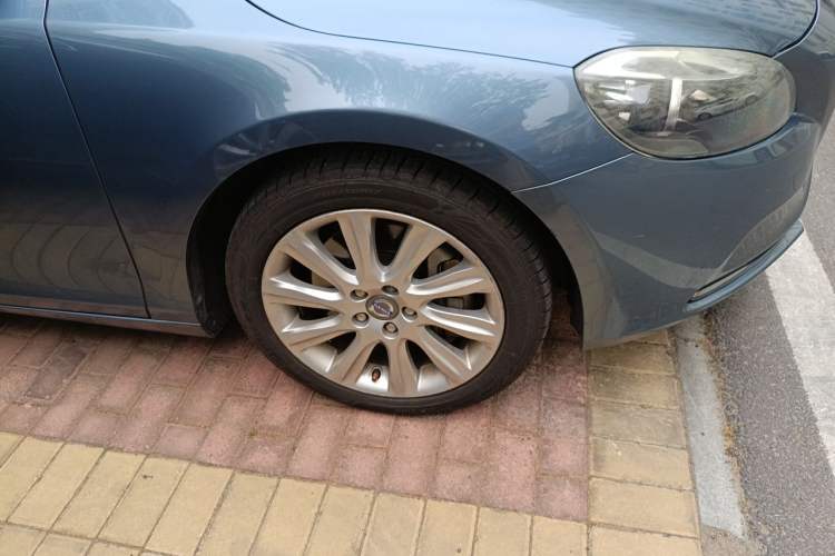 Used Volvo V40 2013 2.0T Zhiyi Edition Right Front Wheel Hub