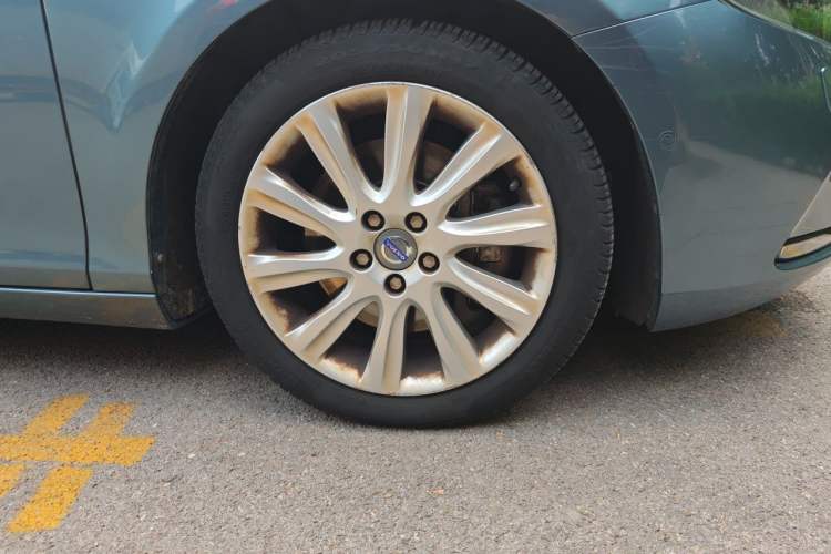 Used Volvo V40 2013 T5 Prestige Edition Right Front Wheel Hub