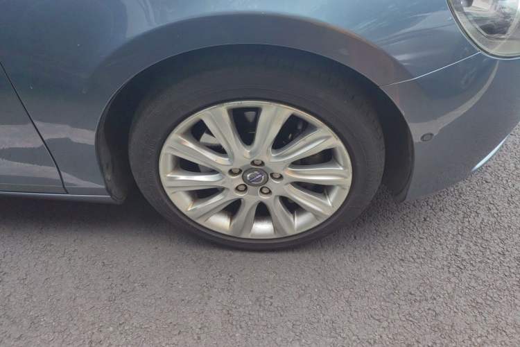 Used Volvo V40 2013 2.0T Zhiya Edition Right Front Wheel Hub
