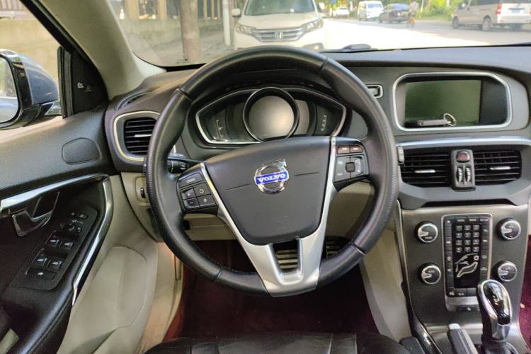 Used Volvo V40 2013 2.0T Zhiya Edition Steering Wheel