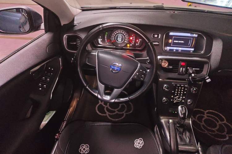 Used Volvo V40 2013 2.0T Zhiyi Edition Steering Wheel