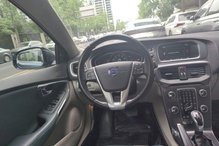 Used Volvo V40 2013 2.0T Zhiya Edition Steering Wheel