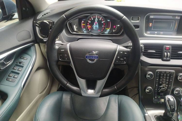 Used Volvo V40 2013 2.0T Zhiya Edition Steering Wheel