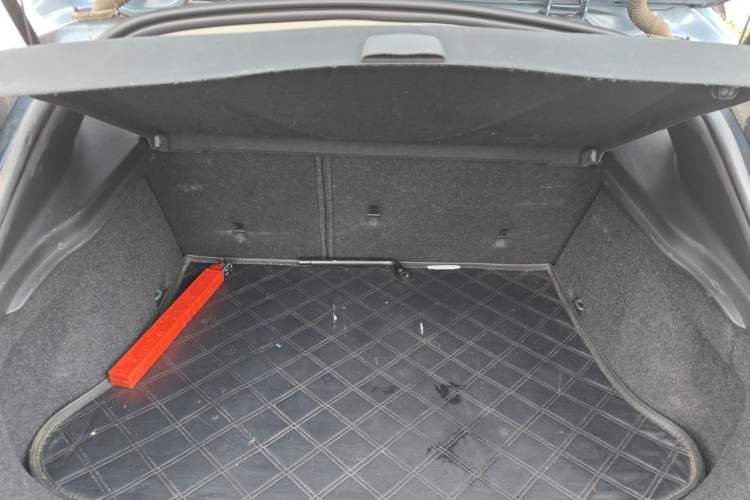 Used Volvo V40 2013 2.0T Zhiya Edition Trunk