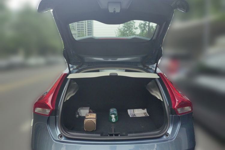 Used Volvo V40 2013 2.0T Zhiya Edition Trunk