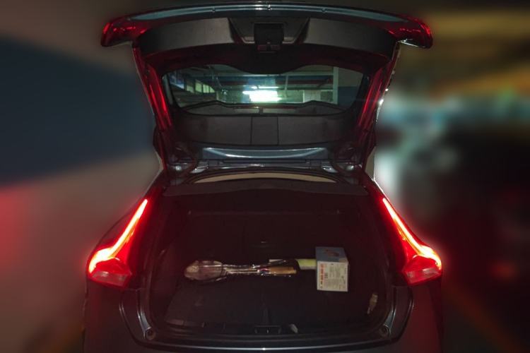 Used Volvo V40 2013 2.0T ZhiShang Version Trunk