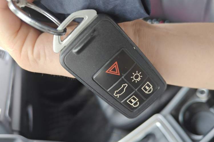 Used Volvo V40 2013 2.0T Zhiya Edition Vehicle Key