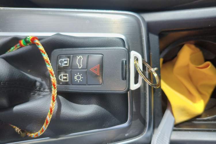 Used Volvo V40 2013 2.0T Zhiya Edition Vehicle Key