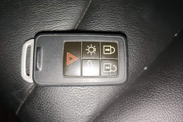 Used Volvo V40 2013 2.0T Zhiya Edition Vehicle Key