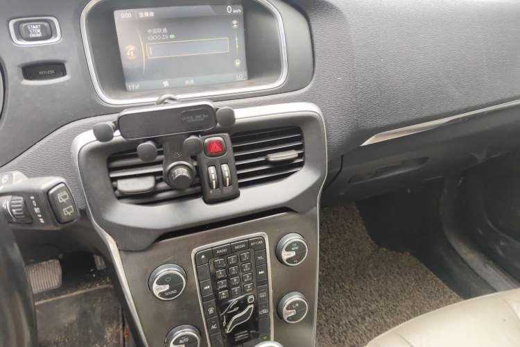 Used Volvo V40 2013 2.0T Zhiya Edition Audio And AC Panel