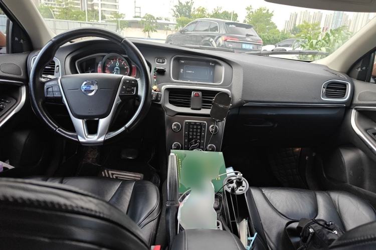 Used Volvo V40 2013 2.0T Zhiya Edition Center Console