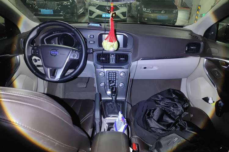 Used Volvo V40 2013 2.0T Zhiya Edition Center Console