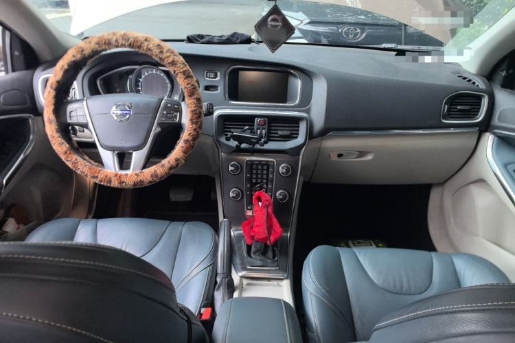 Used Volvo V40 2013 2.0T Zhiya Edition Center Console