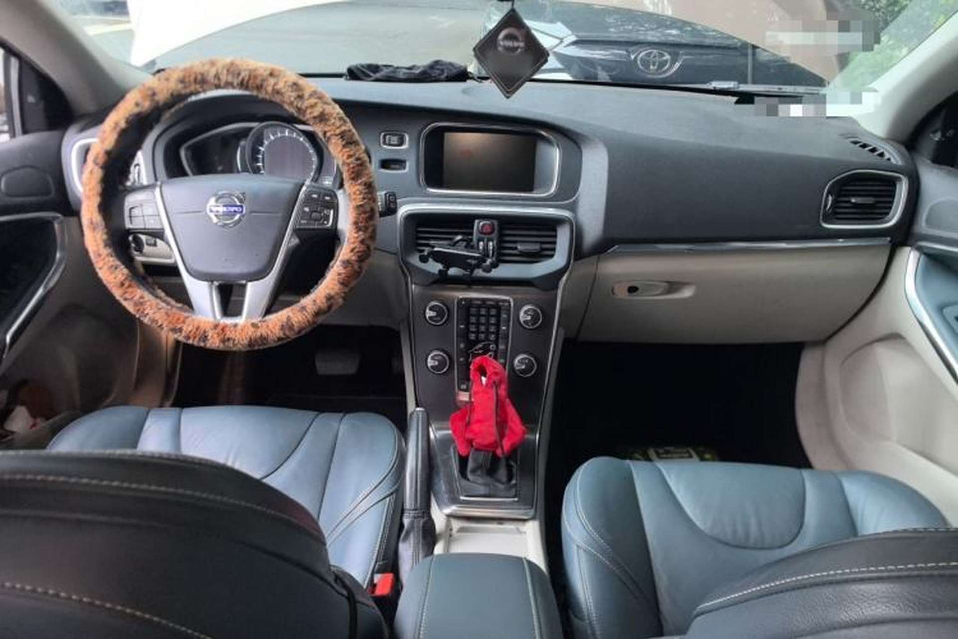 Used Volvo V40 2013 2.0T Zhiya Edition Center Console