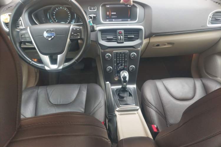 Used Volvo V40 2013 2.0T Zhiya Edition Center Console