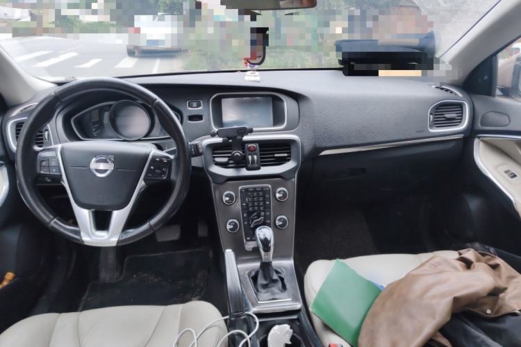 Used Volvo V40 2013 2.0T Zhiya Edition Center Console