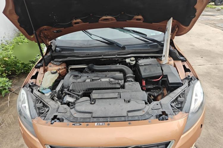 Used Volvo V40 2013 2.0T Zhiya Edition Engine Bay