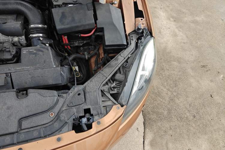 Used Volvo V40 2013 2.0T Zhiya Edition Engine Bay Left