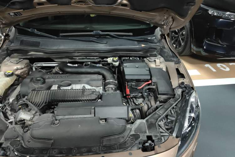 Used Volvo V40 2013 2.0T Zhiya Edition Engine Bay Left