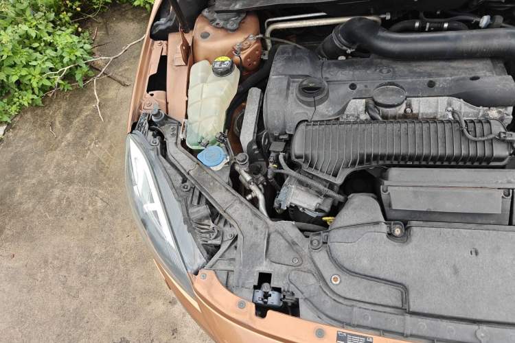 Used Volvo V40 2013 2.0T Zhiya Edition Engine Bay Right