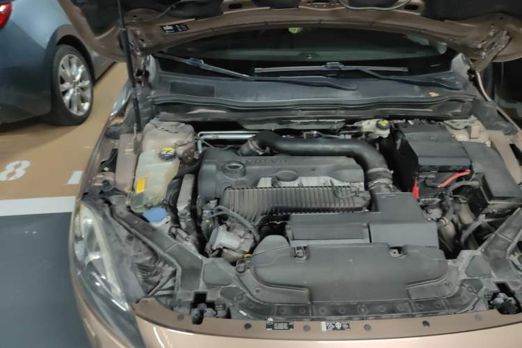 Used Volvo V40 2013 2.0T Zhiya Edition Engine Bay Right