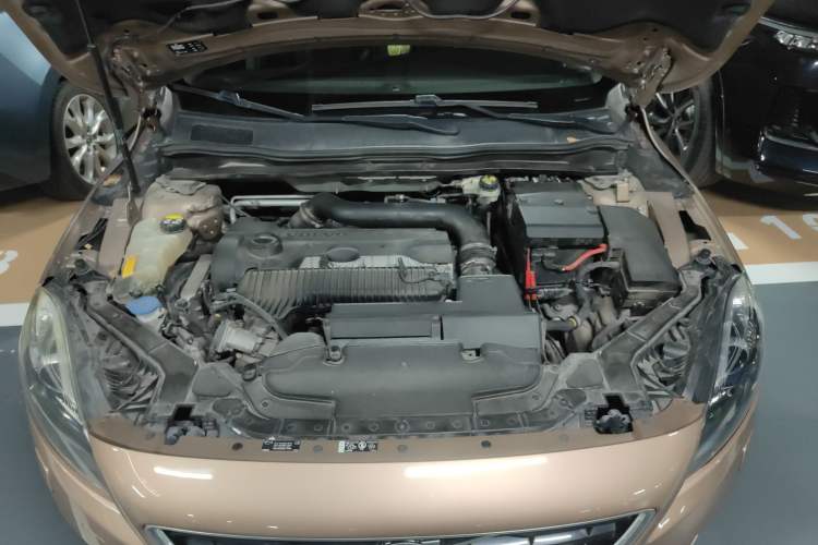 Used Volvo V40 2013 2.0T Zhiya Edition Engine Bay
