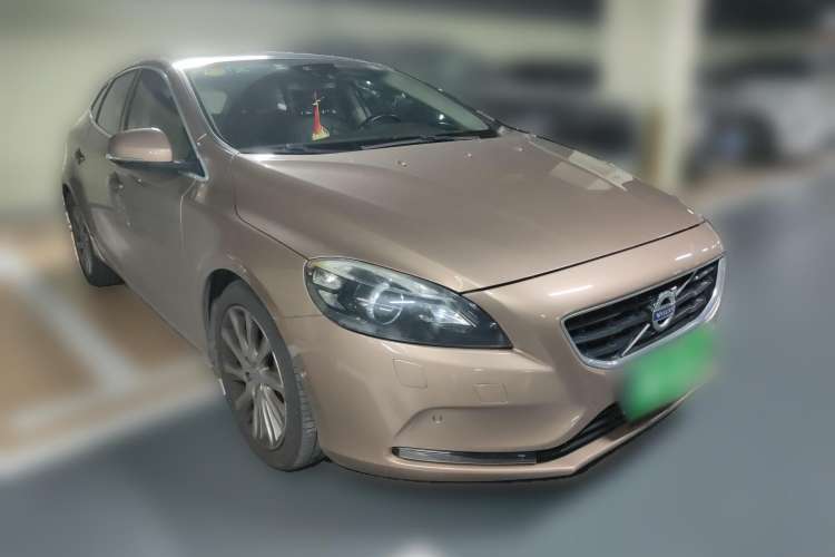 Used Volvo V40 2013 2.0T Zhiya Edition Front Right 45 Deg