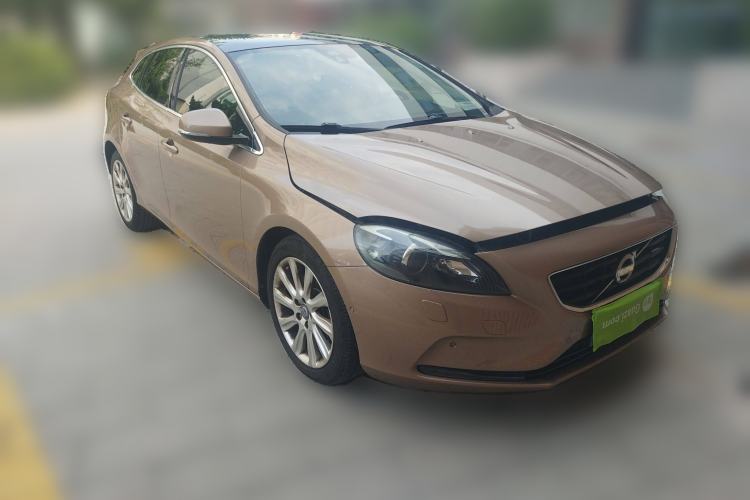 Used Volvo V40 2013 2.0T Zhiya Edition Front Right 45 Deg