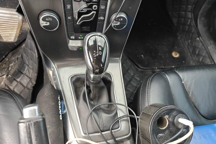 Used Volvo V40 2013 2.0T Zhiya Edition Gear Lever