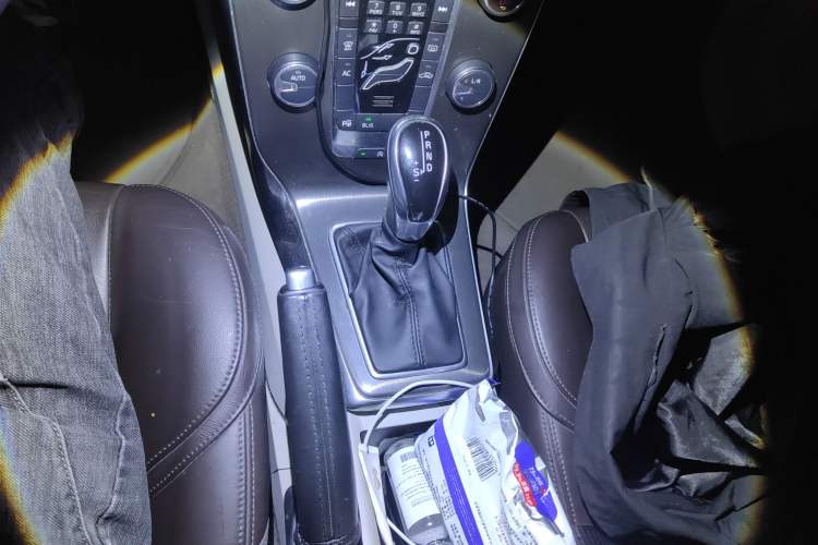 Used Volvo V40 2013 2.0T Zhiya Edition Gear Lever