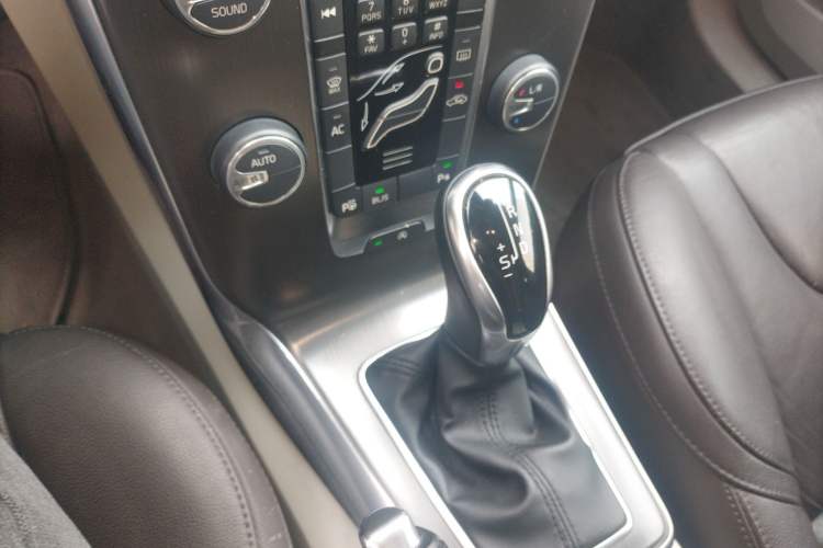 Used Volvo V40 2013 2.0T Zhiya Edition Gear Lever